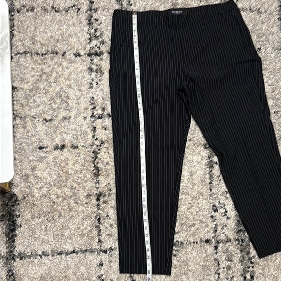 Liverpool Black Capri Pants Structured Design - Picture 5 of 9